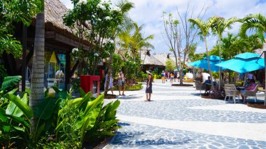 Puerto Plata, DR - 10 Ocak 2022: Puerto Plata, Dominik Cumhuriyeti 'ndeki Taino Koyu yolcu gemisinden alışveriş.