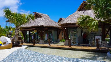 Puerto Plata, DR - 10 Ocak 2022: Puerto Plata, Dominik Cumhuriyeti 'ndeki Taino Koyu yolcu gemisinden alışveriş.