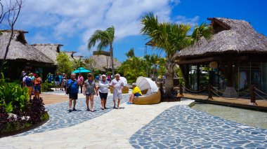 Puerto Plata, DR - 10 Ocak 2022: Puerto Plata, Dominik Cumhuriyeti 'ndeki Taino Koyu yolcu gemisinden alışveriş.