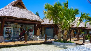 Puerto Plata, DR - 10 Ocak 2022: Puerto Plata, Dominik Cumhuriyeti 'ndeki Taino Koyu yolcu gemisinden alışveriş.