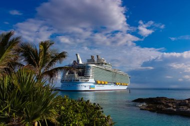 Coco Cay, Bahamalar - 29 Nisan 2022: Denizlerin Senfonisi, Cococay 'da demirli olan en büyük yolcu gemisidir.