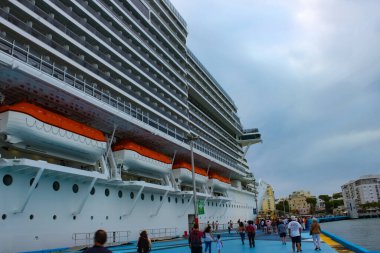 San Juan, Porto Riko - 02 Mayıs 2022: MSC Sahil Yolcu Gemisi San Juan, Porto Riko 'daki tropikal limana yanaştı