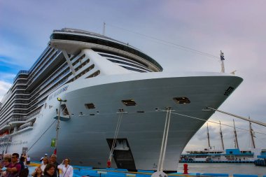 San Juan, Porto Riko - 02 Mayıs 2022: MSC Sahil Yolcu Gemisi San Juan, Porto Riko 'daki tropikal limana yanaştı