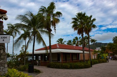 St Thomas, USVI - 4 Mayıs 2022: St Thomas, USVI 'deki Yacht Haven Grande marinasının görüntüsü.