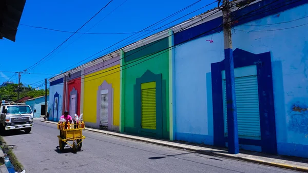 Puerto Plata Maio 2022 Povos Locais Arrancando Perto Edifícios Coloridos — Fotografia de Stock