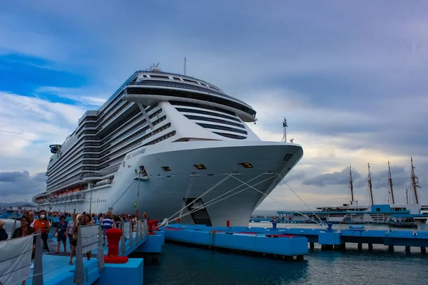 サンフアン プエルトリコ 2022年5月2日 Msc海岸クルーズ船がプエルトリコのサンフアンの熱帯港に停泊 — ストック写真