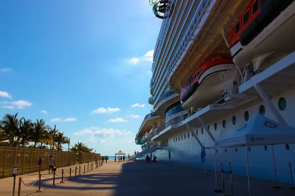 Ocean Cay Bahamas Aprile 2022 Gente Riposa Sulla Spiaggia Dell — Foto Stock