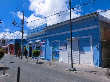 Puerto Plata, DR - 04 Mayıs 2022: Puerto Plata, Dominik Cumhuriyeti merkezindeki renkli binalar