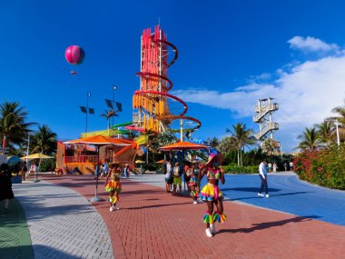 Coco Cay, Bahamalar - 29 Nisan 2022: Cococay 'dan yerel müzik grubu şarkı söylüyor ve misafirlerin günü eğlenerek geçirebilecekleri Royal Caribbean yolcu gemisinin sahibi olduğu özel ada postası olan Cococay' dan turistleri selamlıyor.