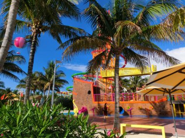 Coco Cay, Bahamalar - 29 Nisan 2022: İnsanlar Cococay 'daki aquapark' ta eğleniyorlar, Bahamalar 'daki ada, misafirlerin günü eğlenerek geçirebilecekleri yer..
