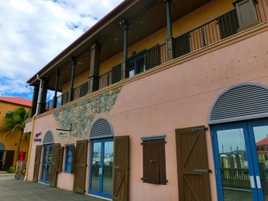 St Thomas, USVI - 4 Mayıs 2022: St Thomas, USVI 'deki Yacht Haven Grande marinasının görüntüsü.