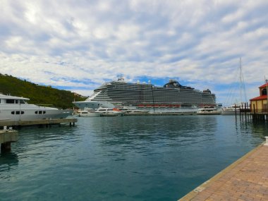 St Thomas, USVI - 4 Mayıs 2022: St Thomas, USVI 'deki Yacht Haven Grande marinasının görüntüsü.