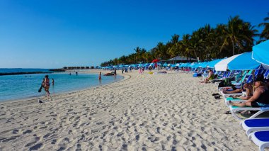 Coco Cay, Bahamalar - 29 Nisan 2022: İnsanlar Cococay, Bahamalar 'daki adada eğleniyor, misafirler günü eğlenerek geçirebiliyor.
