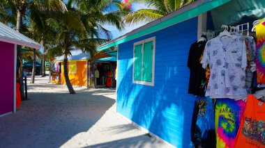 Coco Cay, Bahamalar - 29 Nisan 2022: Cococay Adası 'ndaki Bahamalar hatırası, misafirlerin eğlenebileceği Royal Caribbean yolcu gemisinin sahibi olduğu özel ada postası.