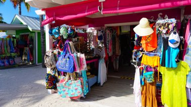 Coco Cay, Bahamalar - 29 Nisan 2022: Cococay Adası 'ndaki Bahamalar hatırası, misafirlerin eğlenebileceği Royal Caribbean yolcu gemisinin sahibi olduğu özel ada postası.