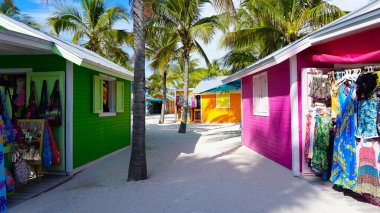 Coco Cay, Bahamalar - 29 Nisan 2022: Cococay Adası 'ndaki Bahamalar hatırası, misafirlerin eğlenebileceği Royal Caribbean yolcu gemisinin sahibi olduğu özel ada postası.