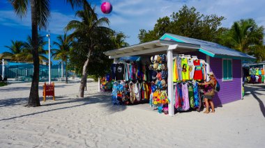 Coco Cay, Bahamalar - 29 Nisan 2022: Cococay Adası 'ndaki Bahamalar hatırası, misafirlerin eğlenebileceği Royal Caribbean yolcu gemisinin sahibi olduğu özel ada postası.