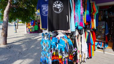 Coco Cay, Bahamalar - 29 Nisan 2022: Cococay Adası 'ndaki Bahamalar hatırası, misafirlerin eğlenebileceği Royal Caribbean yolcu gemisinin sahibi olduğu özel ada postası.