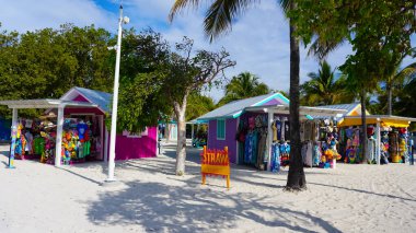 Coco Cay, Bahamalar - 29 Nisan 2022: Cococay Adası 'ndaki Bahamalar hatırası, misafirlerin eğlenebileceği Royal Caribbean yolcu gemisinin sahibi olduğu özel ada postası.