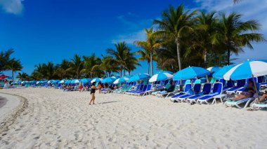 Coco Cay, Bahamalar - 29 Nisan 2022: İnsanlar Cococay, Bahamalar 'daki adada eğleniyor, misafirler günü eğlenerek geçirebiliyor.