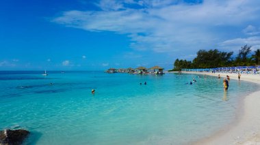 Coco Cay, Bahamalar - 29 Nisan 2022: İnsanlar Cococay, Bahamalar 'daki adada eğleniyor, misafirler günü eğlenerek geçirebiliyor.