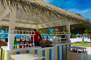 Coco Cay, Bahamalar - 29 Nisan 2022: İnsanlar Cococay, Bahamalar 'daki adada eğleniyor, misafirler günü eğlenerek geçirebiliyor.