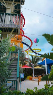 Coco Cay, Bahamalar - 29 Nisan 2022: İnsanlar Cococay 'daki aquapark' ta eğleniyorlar, Bahamalar 'daki ada, misafirlerin günü eğlenerek geçirebilecekleri yer..
