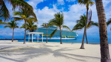Coco Cay, Bahamalar - 29 Nisan 2022: Denizlerin Senfonisi, Cococay 'da demirli olan en büyük yolcu gemisidir.