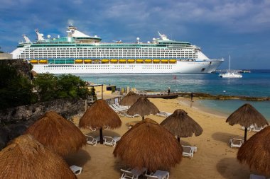 Cozumel, Meksika - 04 Mayıs 2022 Puerta Maya limanı - Meksika 'da Cozumel' de mavi Karayip suyu ile kıyı şeridi