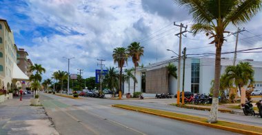 Cozumel, Meksika - 04 Mayıs 2022: Cozumel, Meksika 'da arabaların vitrinleri ile sokak manzarası. Günümüzde ada Meksika 'nın en iyi turistik beldelerinden biri..
