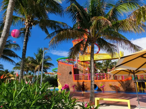 Coco Cay, Bahamalar - 29 Nisan 2022: İnsanlar Cococay 'daki aquapark' ta eğleniyorlar, Bahamalar 'daki ada, misafirlerin günü eğlenerek geçirebilecekleri yer..