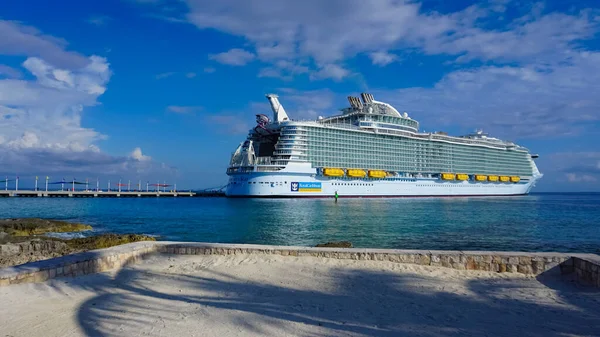 Coco Cay Bahama April 2022 Symphony Seas Het Grootste Cruiseschip — Stockfoto