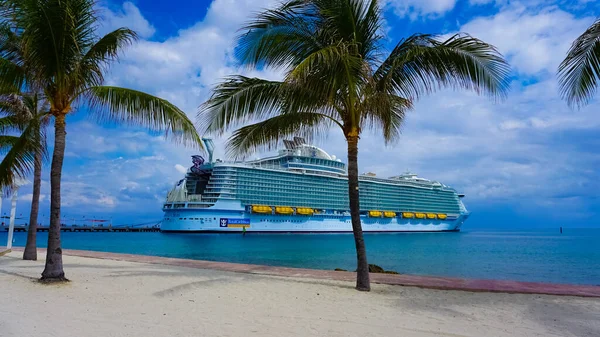 Coco Cay Bahama April 2022 Symphony Seas Het Grootste Cruiseschip — Stockfoto