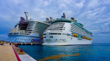 Cozumel, Meksika - 04 Mayıs 2022: Cozumel, Meksika 'ya yanaşan en büyük deniz senfonisi.