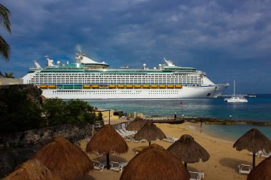 Cozumel, Meksika - 04 Mayıs 2022 Puerta Maya limanı - Meksika 'da Cozumel' de mavi Karayip suyu ile kıyı şeridi