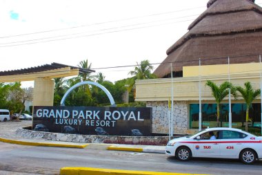 Cozumel, Meksika - 04 Mayıs 2022 Cozumel, Meksika 'daki Grand Park Royal Resort' un sokak manzarası. Günümüzde ada Meksika 'nın en iyi turistik beldelerinden biri..