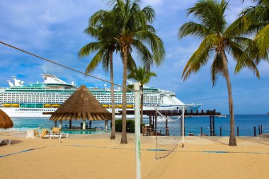 Cozumel, Meksika - 04 Mayıs 2022 Puerta Maya limanı - Meksika 'da Cozumel' de mavi Karayip suyu ile kıyı şeridi