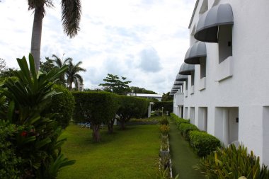 Cozumel, Meksika - 04 Mayıs 2022: Cozumel, Meksika 'da arabaların vitrinleri ile sokak manzarası. Günümüzde ada Meksika 'nın en iyi turistik beldelerinden biri..