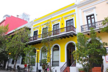 San Juan, Porto Riko - 02 Mayıs 2022 San Juan, Porto Riko 'nun merkezindeki renkli bina