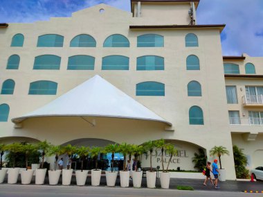 Cozumel, Meksika - 04 Mayıs 2022 Cozumel, Meksika 'daki Cozumel Palace tatil köyünün sokak manzarası. Günümüzde ada Meksika 'nın en iyi turistik beldelerinden biri..