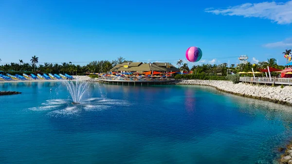 Coco Cay, Bahamalar - 29 Nisan 2022: İnsanlar Cococay, Bahamalar 'daki adada eğleniyor, misafirler günü eğlenerek geçirebiliyor.