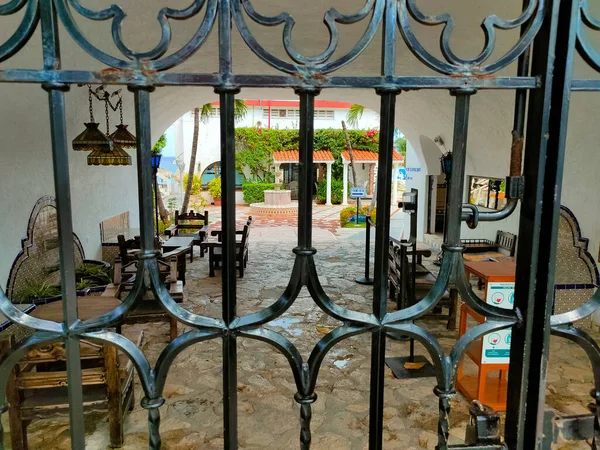 Cozumel, Meksika - 04 Mayıs 2022: Cozumel, Meksika 'da arabaların vitrinleri ile sokak manzarası. Günümüzde ada Meksika 'nın en iyi turistik beldelerinden biri..