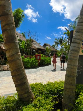 Puerto Plata, DR - 10 Ocak 2022: Puerto Plata, Dominik Cumhuriyeti 'ndeki Taino Koyu yolcu gemisinden alışveriş.