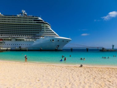 Ocean Cay, Bahamas - 29 Nisan 2022: MSC Sahil Yolcu Gemisi Karayip seferi sırasında Bahamalar 'daki tropikal ada Ocean Cay' a yanaştı