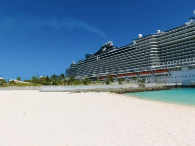 Ocean Cay, Bahamas - 29 Nisan 2022: MSC Sahil Yolcu Gemisi Karayip seferi sırasında Bahamalar 'daki tropikal ada Ocean Cay' a yanaştı