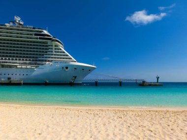 Ocean Cay, Bahamas - 29 Nisan 2022: MSC Sahil Yolcu Gemisi Karayip seferi sırasında Bahamalar 'daki tropikal ada Ocean Cay' a yanaştı