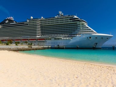 Ocean Cay, Bahamas - 29 Nisan 2022: MSC Sahil Yolcu Gemisi Karayip seferi sırasında Bahamalar 'daki tropikal ada Ocean Cay' a yanaştı