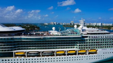 Miami, ABD - 29 Nisan 2022: Royal Caribbean Cruise Line Jewel Of The Seas gemisi 29 Nisan 2022