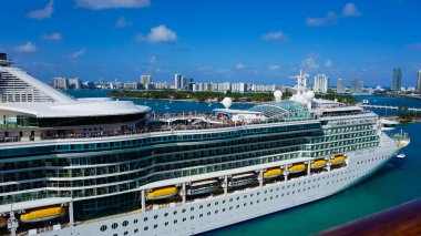 Miami, ABD - 29 Nisan 2022: Royal Caribbean Cruise Line Jewel Of The Seas gemisi 29 Nisan 2022