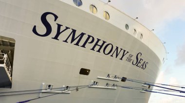 Coco Cay, Bahamalar - 29 Nisan 2022: Denizlerin Senfonisi, Cococay 'da demirli olan en büyük yolcu gemisidir.